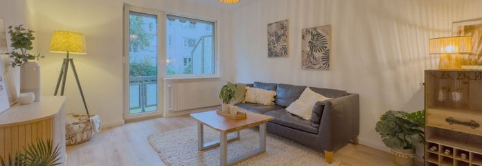 أول سكن بعد التجديد: شقة عصرية من 3 غرف مع شرفة لوجيا – Wohnzimmer