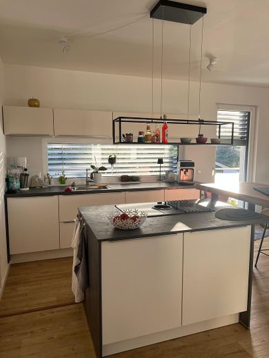 Exklusive 2,5 Zimmer Wohnung mit Aufzug, Niedrigenergiehaus mit PV Mieterstrom – Küche2