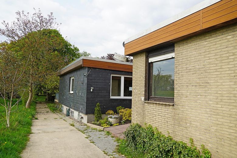 Weg entlang des Hauses