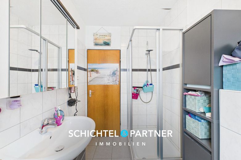 Soest | Atractiva casa plurifamiliar con seis viviendas y tres garajes – S&amp;P | Duschbad