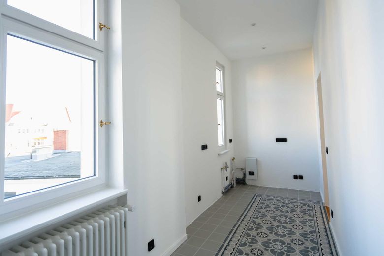 Provisionsfrei: Erstbezug am Volkspark Wilmersdorf, 3-Zi Stuck-Altbau, Balkon, Blicke über die Stadt – Die Küche mit 2 Fenstern