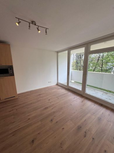 Charmant appartement meublé d’une pièce avec balcon – Bilder mit Möbel folgen