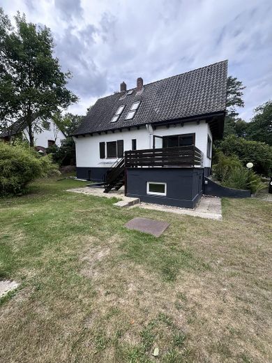 Einfamilienhaus mit Garten – Ansicht von hinten