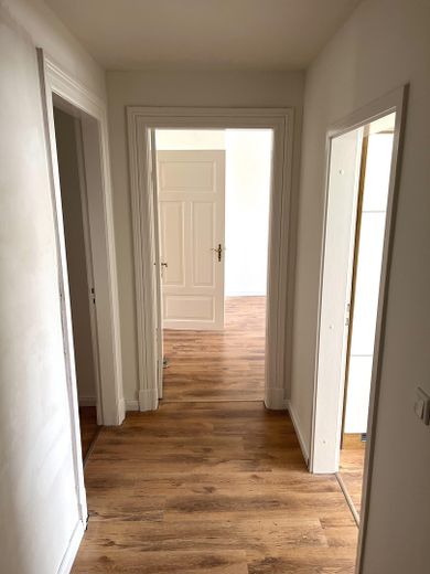 Hell, sehr zentral und mit Einbauküche: freundliche 3-Zimmer-Wohnung in Flensburg – Flur