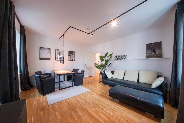 Frisch saniert & bezugsfertig I 3-Zimmer I Einbauküche I riesiger Sonnenbalkon - von privat – Wohnen / Essen