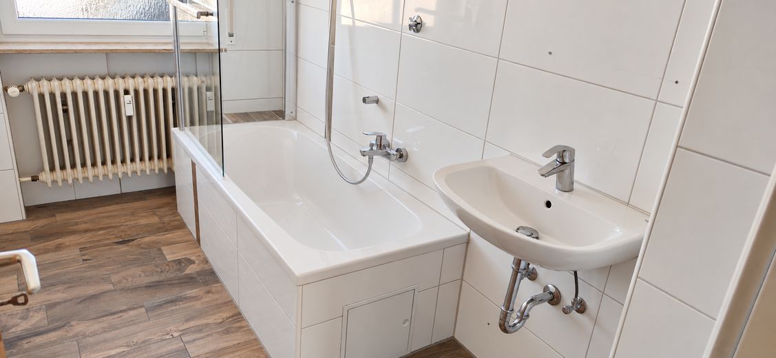 Helle Wohnung mit großzügigem Wohnbereich, Einbauküche, Balkon und eigener Garage – Foto 6