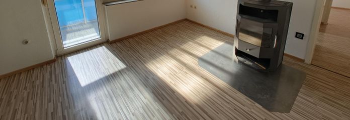 लियोनबर्ग-एल्टिंगेन में तुरंत रहने के लिए उपलब्ध 3-कमरों वाला अपार्टमेंट, बालकनी, लकड़ी का चूल्हा और पार्किंग स्थल सहित – Wohnzimmer, Balkon und Ofen