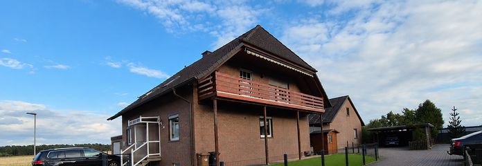 Großzügiges Zweifamilienhaus in ruhiger Feldrandlage mit Sommergarten, Balkon, Terrasse & Garage