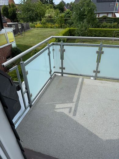 5 Zimmer Masionette-Wohnung, 117qm auf zwei Ebenen mit Balkon und neuwertiger EBK – Balkon mit Blick ins Grüne