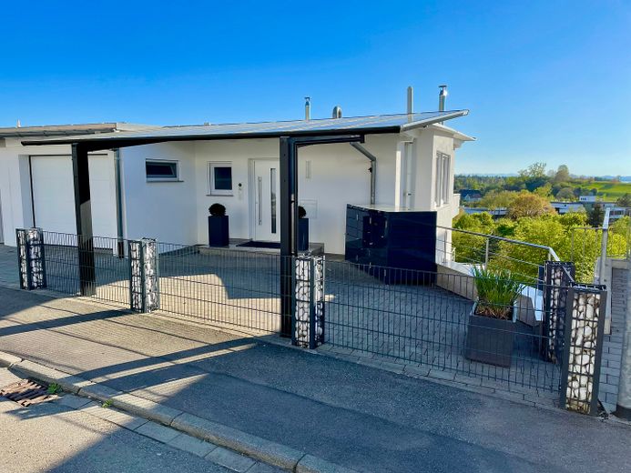 Lage,Lage,Lage - tolles Einfamilienhaus mit grandiosem See- und Bergblick – Carport / Eingang