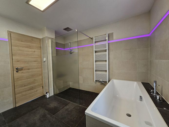 Bad OG mit Badewanne und Dusch