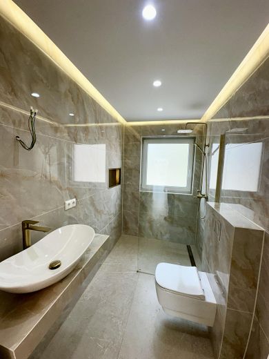 Yüksek kaliteli daire, balkon, 70 m², yeni yapı standardı, ilk kullanım, yerden ısıtma, SH – Fotoğraf 2