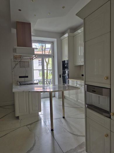 Licht, ruim ingedeeld appartement in een monumentaal pand in München – Küche