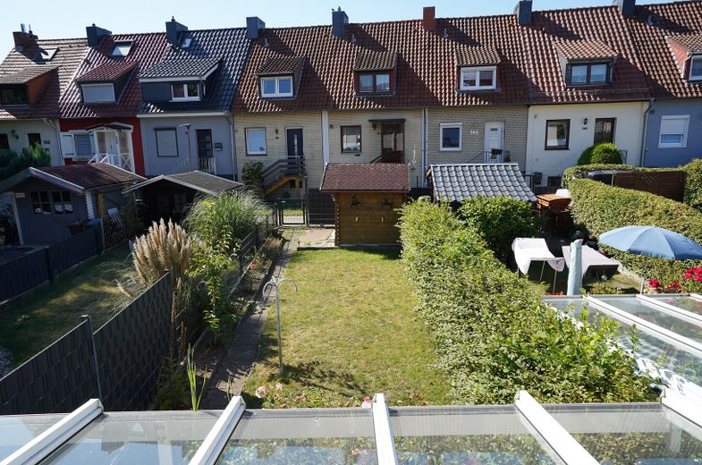 Move in and feel at home – modernized terraced house – Garten