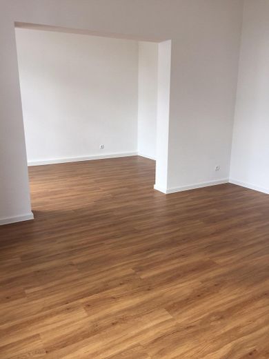 Vivere in un edificio tutelato: appartamento per insegnante di 2 locali nella AHL SCHULL – Wohnzimmer Bild 2