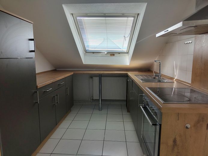 Appartement mansardé central de 3 pièces (env. 83 m²) avec climatisation et emplacement de stationnement – Küche 1