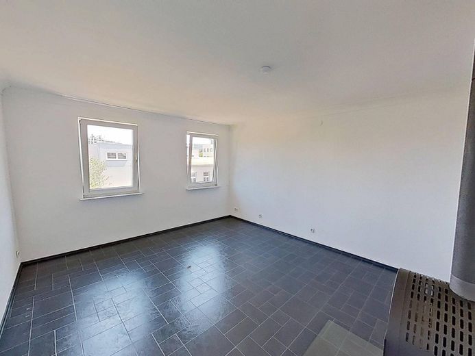 ŞÖMİNE, ankastre mutfak ve BALKONLU modernize edilmiş 2 odalı eski bina dairesi – Ansicht I: Wohn- und Esszimmer