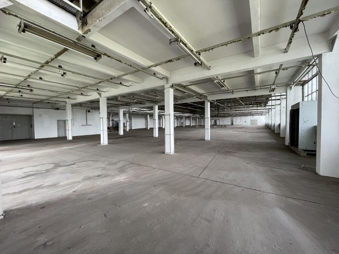 Halle mit Lastenaufzug