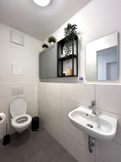 Neuwertige 4-Zimmer-Wohnung am Georgenberg | 2 TG-Stellplätze | Baujahr 2021 | provisionsfrei – Gäste-WC