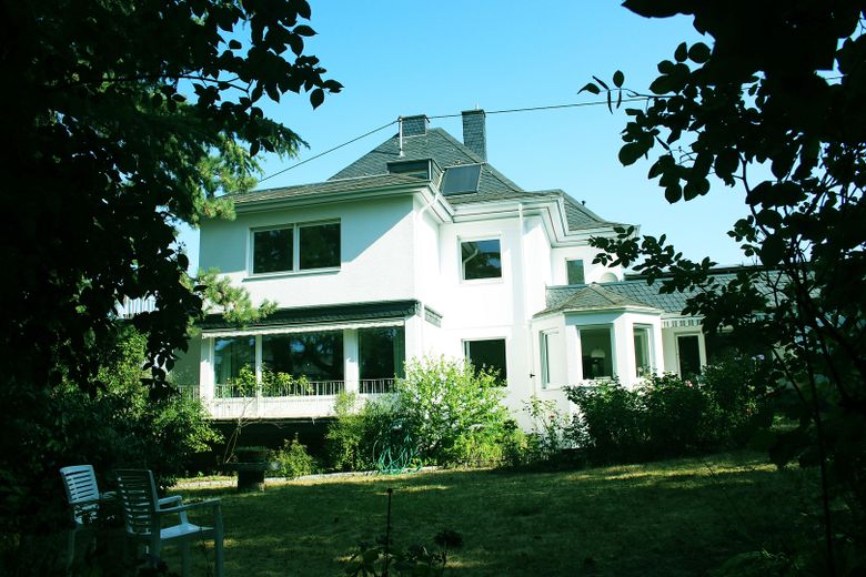 Affascinante villa su un ampio terreno divisibile, con alberi secolari e posizione elevata senza possibilità di edificazione antistante – Gartenansicht