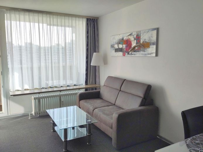 Freies, möbliertes Apartment, Loggia, U-Bahn, München- und Alpenblick, von privat – Sofa mit Fensterfront