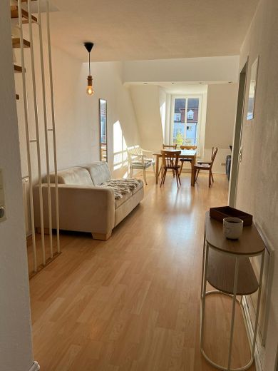 Helle 62 m² Galeriewohnung mit Einbauküche & Stellplatz in Weingarten – Flur