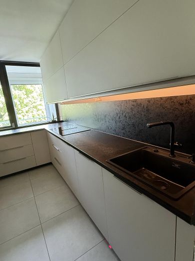 Modernisierte 3-Zimmer-Wohnung mit 2 Loggien, Garage & Aufzug – Foto 1