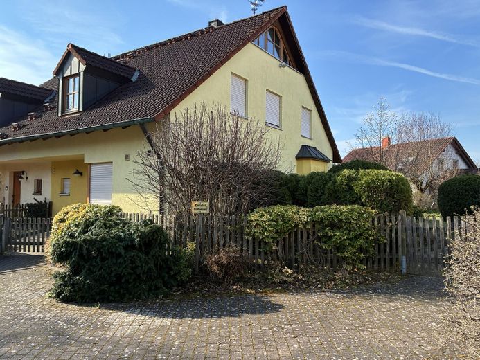 Maison jumelée adaptée aux familles avec jardin, sauna, studio et sous-sol à Stegaurach – Außenansicht Straße