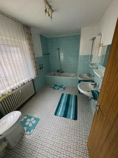15 Bad mit Wnne und Duschmöglichkeit Doppelwaschbecken und WC