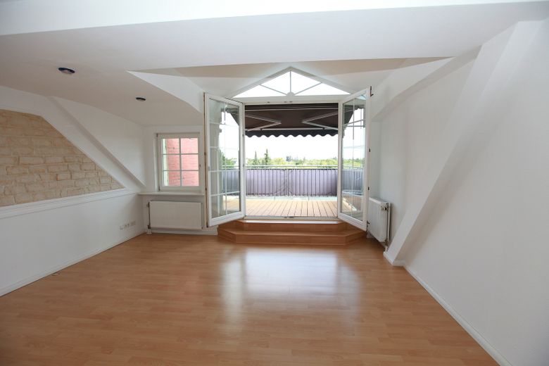 (provisions- u. bezugsfrei) Traumhafte, renovierte 4 Zimmer-Wohnung mit großer Dachterrasse – Zimmer 1, Bild 2