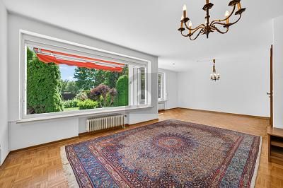 FAMILIENIDYLLE MIT GARTEN – 1780000292_6a36c2.jpg