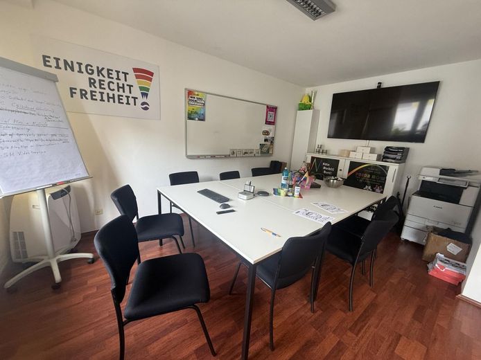 Kleines Büro mit Balkon mitten in City – Meeting