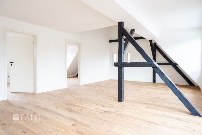 SAARN: Licht, Luft und Loft-Feeling - sanierte 3-Zimmer-Dachgeschosswohnung mit Balkon – Wohnbereich