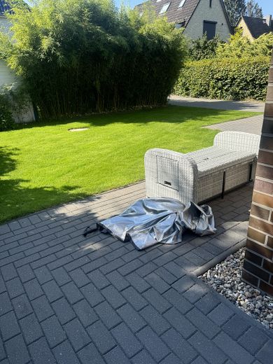 Wohlfühlpaket: Modernes, zentral gelegenes und ruhiges Einfamilienhaus! – Garten Westseite
