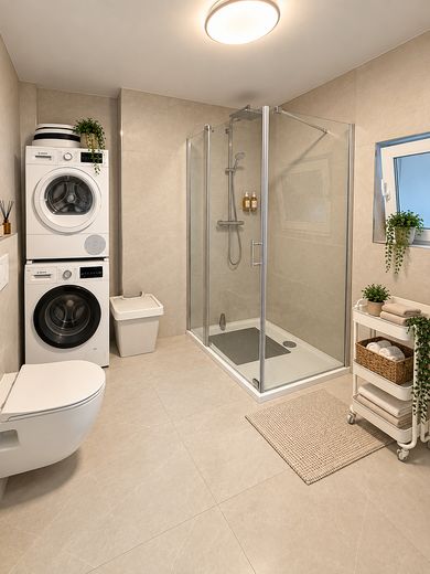 Modernized 5-room mid-terrace house in Bremen-Hastedt with garden, terrace & 2 bathrooms – Badezimmer