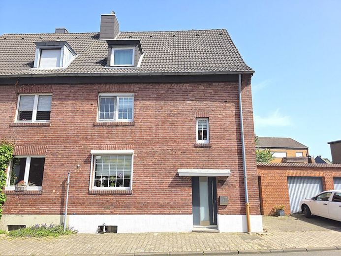 ++ MODERNISIERTES EINFAMILIENHAUS + SONNENTERRASSE + 2 GARAGEN IN RUHIGER LAGE!! ++ – HAUS - ANSICHT