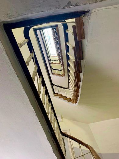 Appartement ancien de 2 pièces avec balcon – entièrement meublé, 57 m² à Winterhude, près du Stadtpark – Treppenhaus