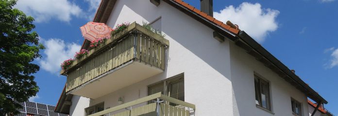 Außenansicht mit Balkon 1. OG