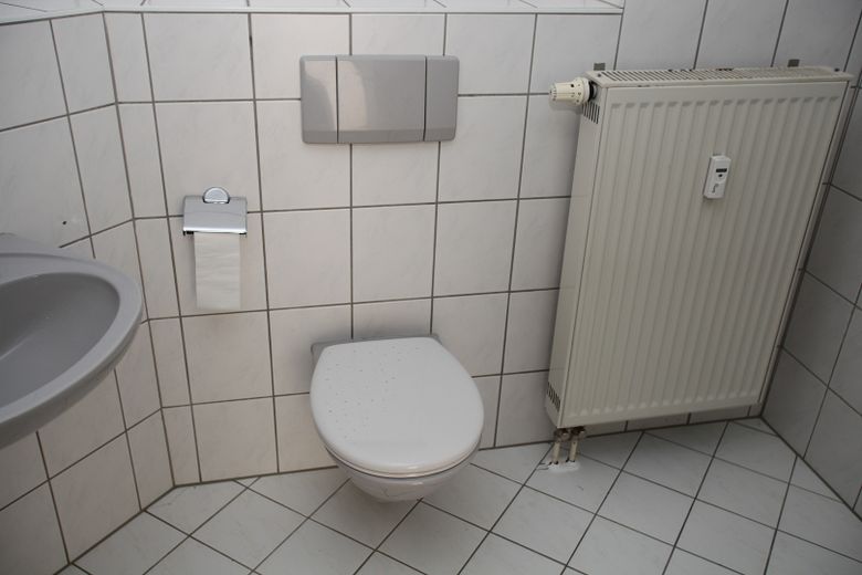 Comfortable 3-room maisonette apartment with balcony and underground garage in Plauen – Bad