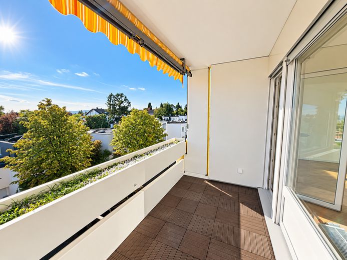 A estrenar tras la reforma: luminoso piso de 2 habitaciones con balcón soleado y plaza de garaje subterráneo – Balkon