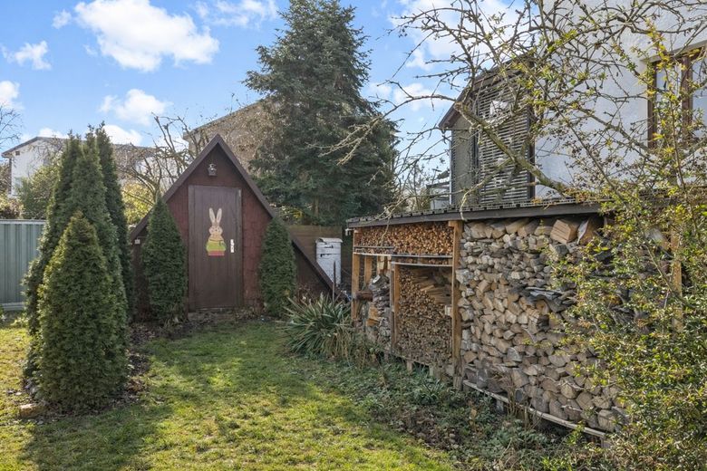 Seltene Gelegenheit in Dölau - Eigentumswohnung im Zweifamilienhaus mit eigenem Garten, Pool und Garagen – Finnhütte