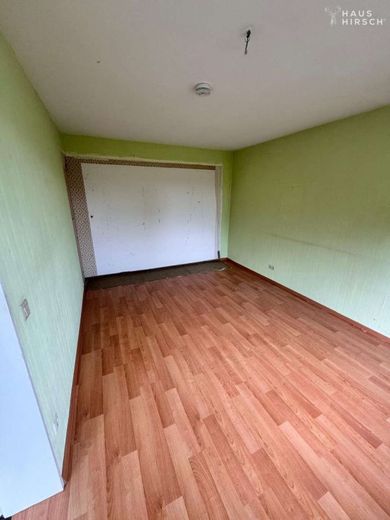 Renovierungsbedürftige Dreizimmerwohnung mit traumhaftem Ausblick – Zimmer 1