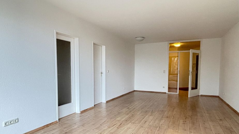 Köln Neustadt-Nord Agnesviertel'de balkonlu aydınlık 2 odalı daire – Wohnzimmer