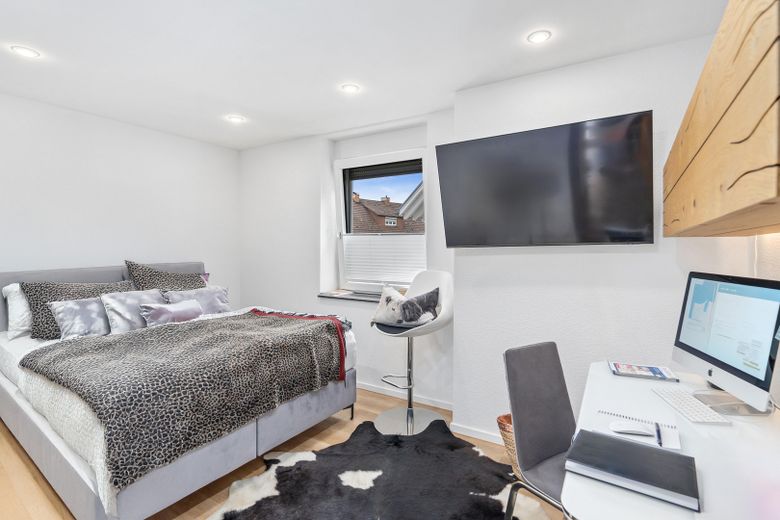 4-Zimmerwohnung in Traumlage mit Kachelofen, Balkon, Dachterrasse, Gästebad und Garage – Zimmer 2 - eingerichtet