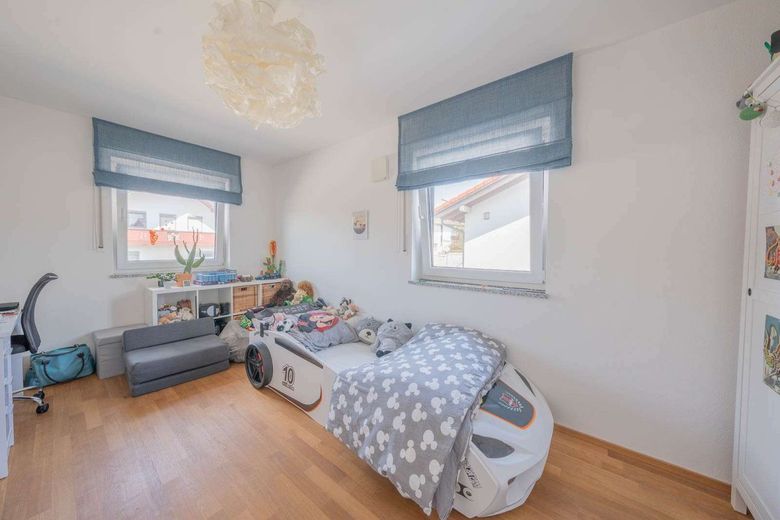 Großzügiges, effizientes Einfamilienhaus, 5 Zimmer + Hobbyraum, Terrasse mit Garten – Kinderzimmer