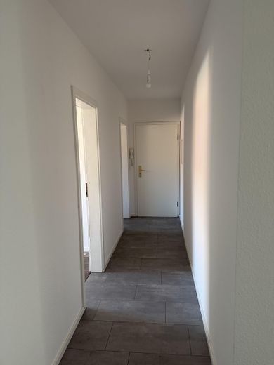 Schwerin (Pampow) yakınında ışıkla dolu 3 odalı daire | EBK ve park yeri – Flur 2