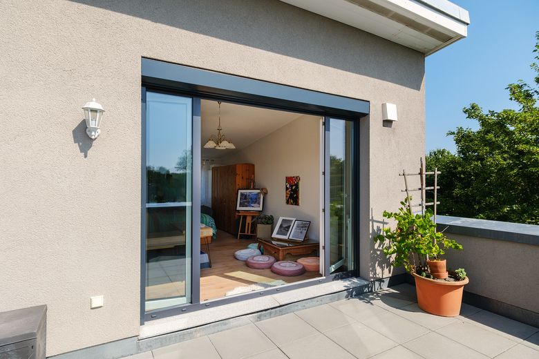 Oberneuland: Like-new end-of-terrace house with green views, roof terrace – commission-free – Atelier mit Terrassenzugang