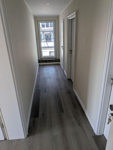 Asansör, mutfak ve balkonlu, Rüdesheim'ın en iyi konumunda 4 odalı KfW70EE penthouse-maisonette – Flur