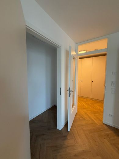 Neubau! 1-Zimmer möbliert mit EBK + Balkon + Abstellkammer + Waschmaschinenanschluss in Adlershof! – Abstellraum / Flur