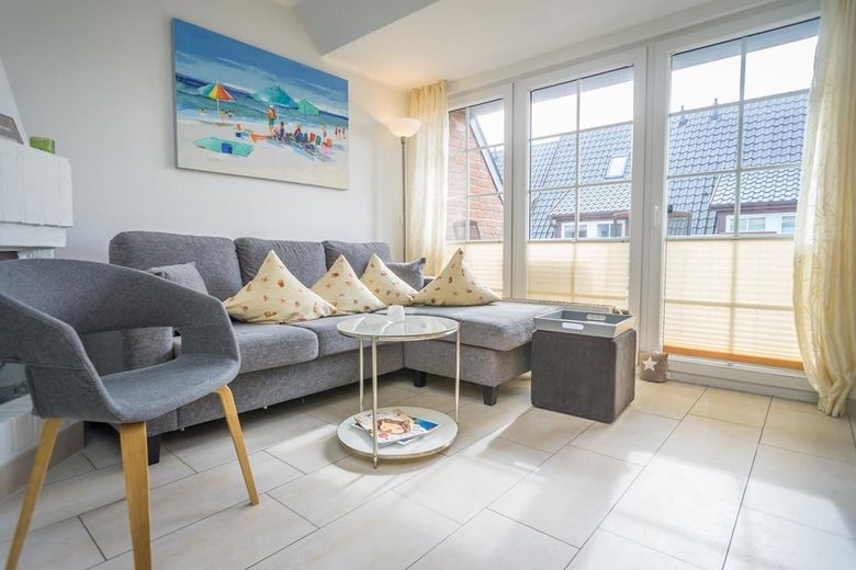 List/Sylt: charmante Eigentumswohnung Obergeschoss (1.Stock) + DG – Wohnzimmer mit Tür zur Loggia